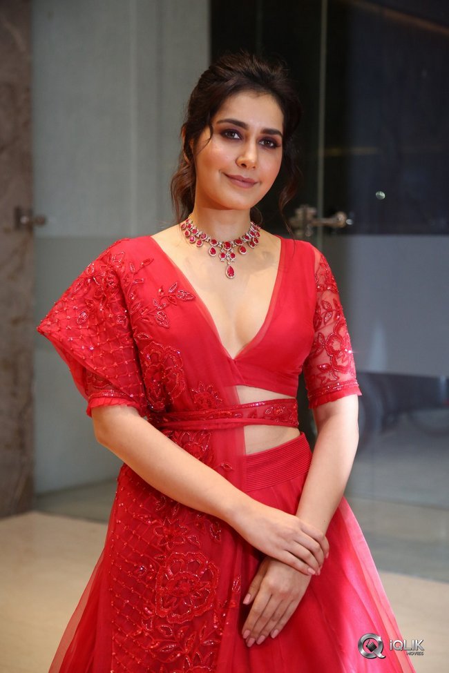 Raashi-Khanna-at-World-Famoud-Lover-Pre-Release-Event